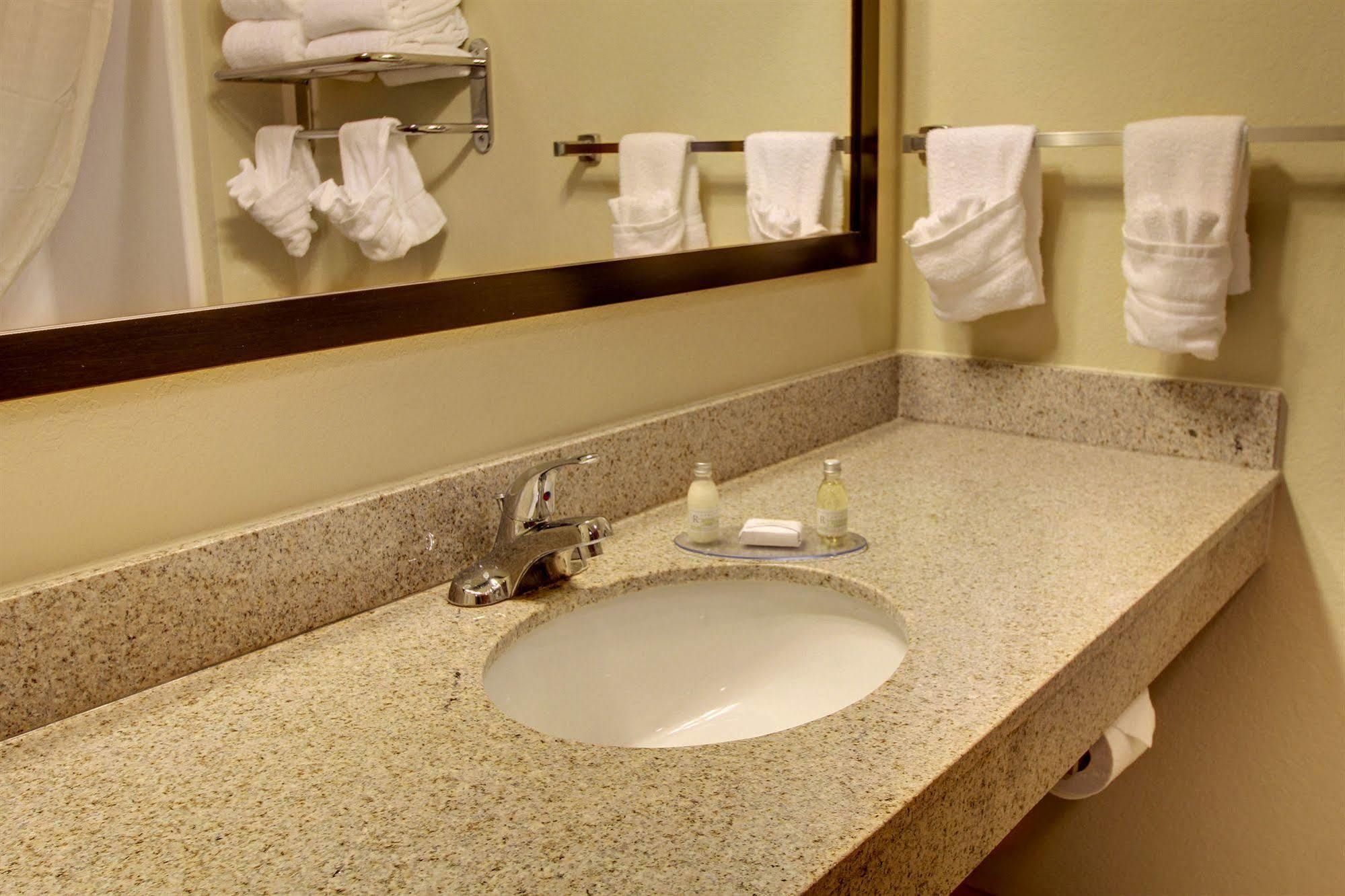 Cobblestone Hotel & Suites - Broken Bow 外观 照片